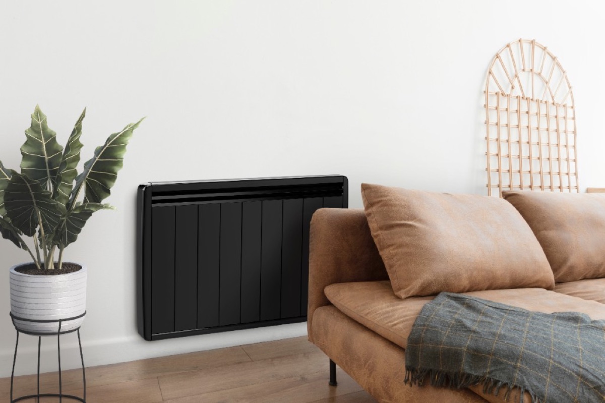 Salon chaleureux avec radiateur \u00e0 inertie noir