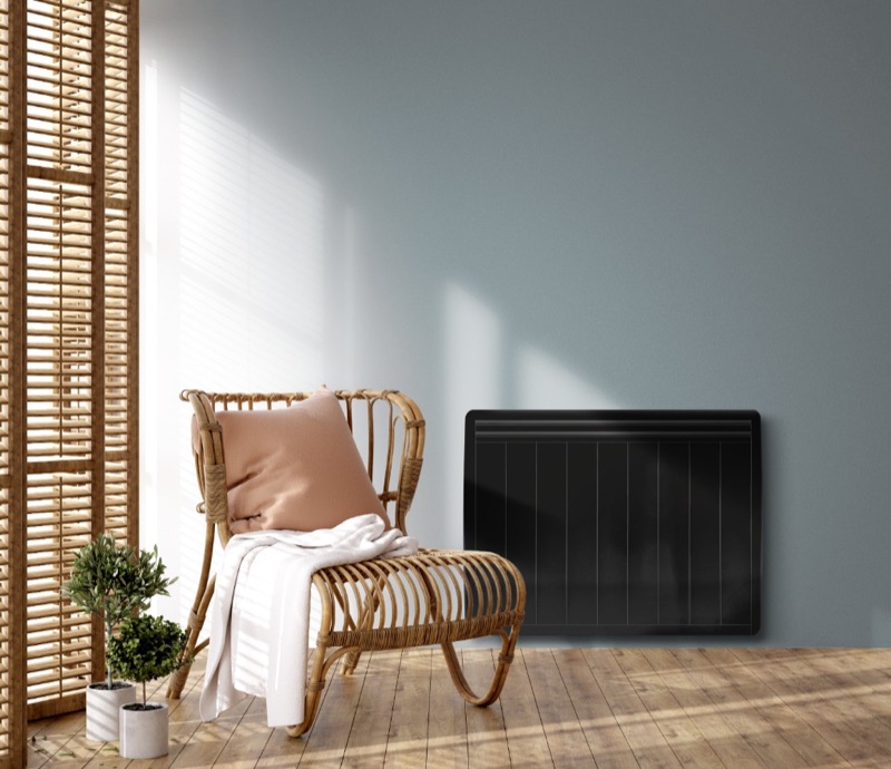 Radiateur à inertie noir dans un salon lumineux
